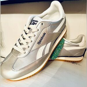 NWT Reebok retro Silver women’s Sneakers Tennis Shoes 8.5